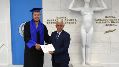 Александър Везенков получи магистърската си степен