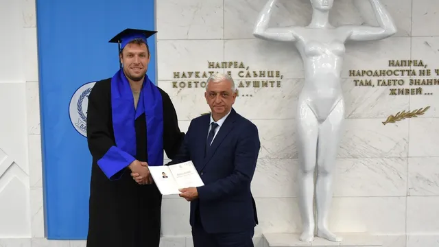 Александър Везенков получи магистърската си степен