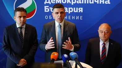 ДБ заподозря Радев в скрити сделки зад „Боташ“ и американските самолети в Безмер