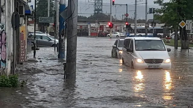 Порой превърна улиците на Варна в реки