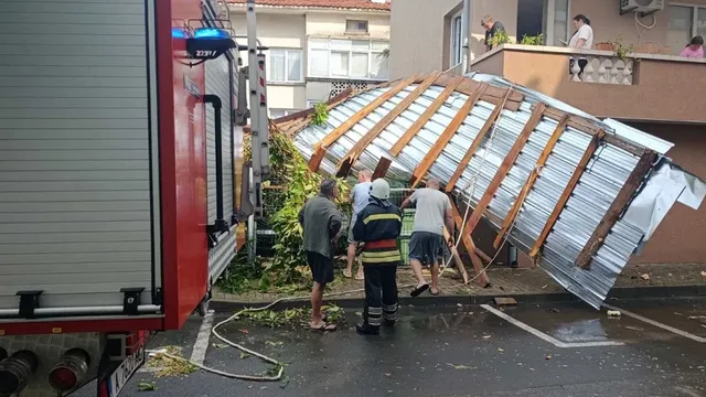 Бурята в Приморско откъсна покрив и го запрати в жилищна сграда, дете пострада