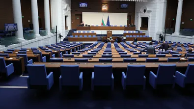 Окончателно: Минималната заплата остава 620 евро, държавата поема нов дълг до 10,1 млрд. евро