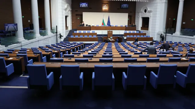 Окончателно: Минималната заплата остава 620 евро, държавата поема нов дълг до 10,1 млрд. евро