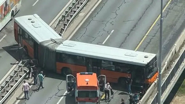 Бетонни ограждения спряха автобус да не полети на пл. "Авиационен" в София
