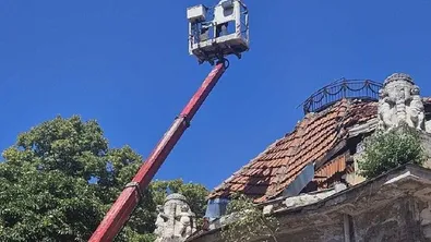 Започна аварийното укрепване на рушащия се покрив на баня „Горна баня“