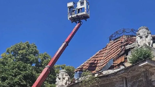 Започна аварийното укрепване на рушащия се покрив на баня „Горна баня“