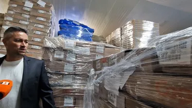 Над 35 тона храни без документи откриха в хладилна база край София