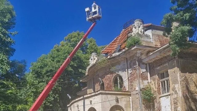 Започна спешното укрепване на покрива на баня „Горна баня“