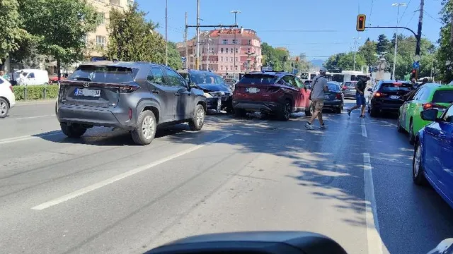 Четири автомобила се удариха на „Орлов мост“ в София