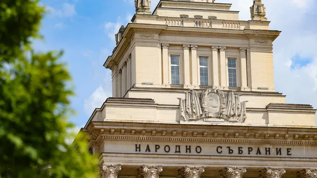 Окончателно: Връщат машинния вот и премахват тавана за секциите в чужбина