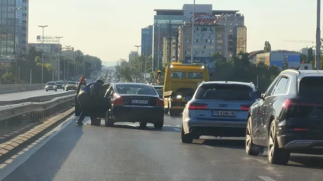 Три коли се удариха на „Цариградско шосе“, образува се задръстване