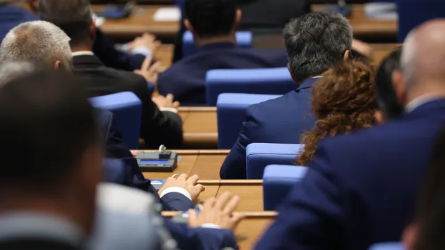 Депутатите съкратиха лятната си ваканция на 19 дни