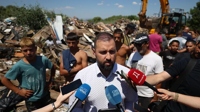 Нападнаха журналисти при събарянето на незаконни постройки във „Филиповци“