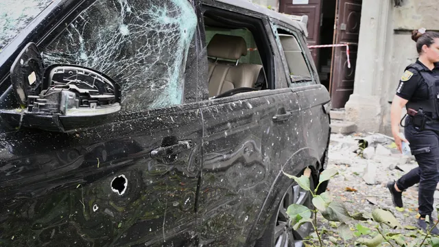 Руски дрон удари жилищен блок в Одеса, двама души са ранени