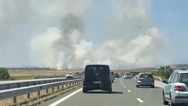 Пожар край АМ „Тракия“ образува 4-километрово задръстване към Бургас (ВИДЕО)