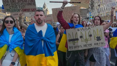 Хиляди протестираха в Киев за връщането на уволнения военен министър