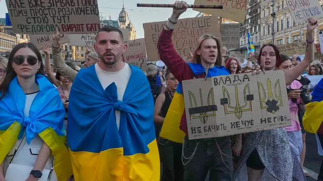 Хиляди протестираха в Киев за връщането на уволнения военен министър