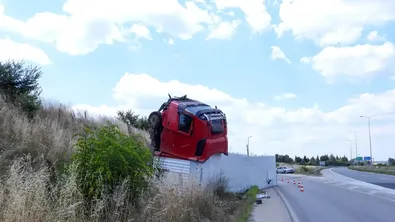 Тир се обърна на АМ „Хемус“, движението преди Варна е затруднено