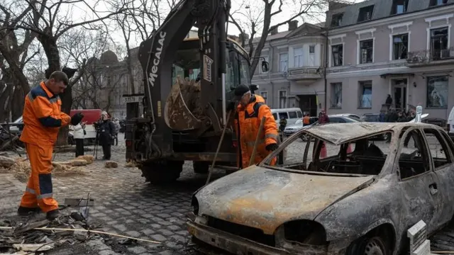 Руски въздушен удар в Украйна уби една жена и рани седем души
