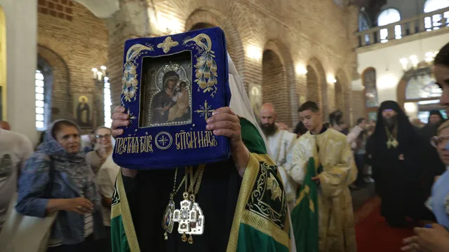 Опашки пред храма „Света Неделя“ заради чудотворната икона на Света Богородица - Хавайска