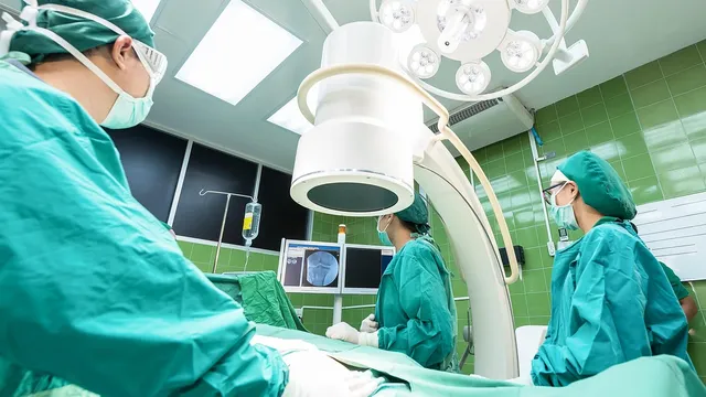 Хирурзи в Търговище премахнаха 600-грамов тумор от 26-годишна пациентка