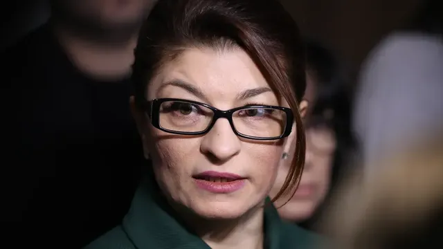 Десислава Атанасова още не е завела дело срещу Демерджиев за полетите с Пеевски