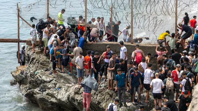 Мигрантската криза в Сеута се задълбочава: Хиляди остават блокирани, ЕС търси общ отговор