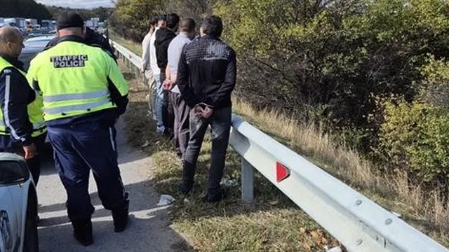 Спряха микробус с 20 нелегални мигранти край Ропотамо