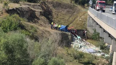 Изтеглят камиона, паднал от АМ „Струма“: Движението към Перник е ограничено