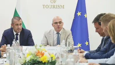 Министрите на транспорта и туризма обсъдиха подобряването на транспортната достъпност на България