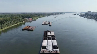 Пожар се разрази на баржа, превозваща въглища по р. Дунав край Русе