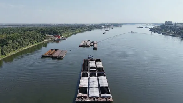 Пожар се разрази на баржа, превозваща въглища по р. Дунав край Русе