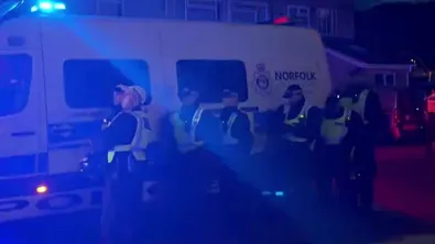 Сблъсъци на антиимигрантски протест във Великобритания: Полицаи бяха нападнати, има арести
