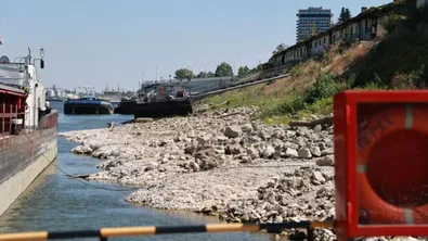 Ниското ниво на Дунав блокира кораб край Белене