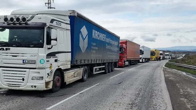 Шофьорите на камиони от Западните Балкани плануват блокади на границите с ЕС