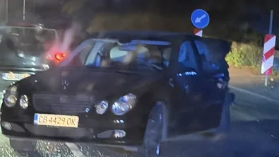 Катастрофа затрудни движението към Банкя: Два автомобила се сблъскаха на кръговото при пътен възел „Струма“