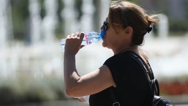 Столичната община раздава безплатна вода и през уикенда заради жегите