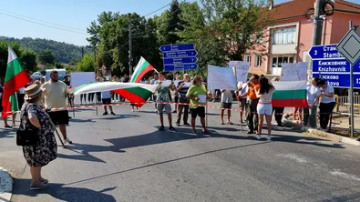 Жители на Жълти бряг протестираха срещу изграждането на фотоволтаици
