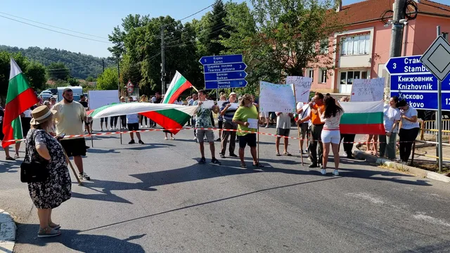 Жители на Жълти бряг протестираха срещу изграждането на фотоволтаици
