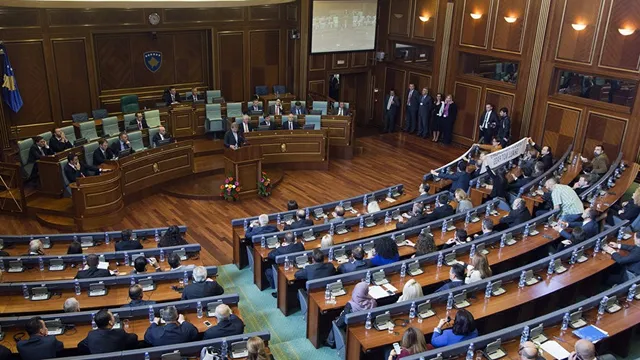 Скандал в парламента на Косово: Премиерът беше замерян с яйца