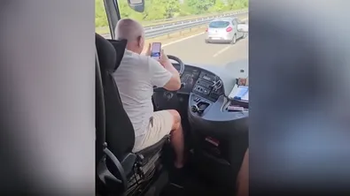 Уволниха шофьора на автобус, скролвал в ТикТок, докато кара