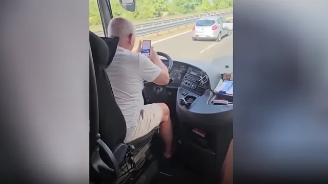 Уволниха шофьора на автобус, скролвал в ТикТок, докато кара