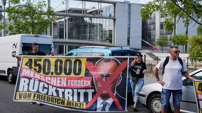 Протест в Германия: 10 000 поискаха оставката на канцлера Мерц