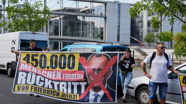 Протест в Германия: 10 000 поискаха оставката на канцлера Мерц