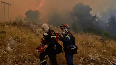 Пожар в Гърция застрашава населени райони, жители са призовани да се евакуират