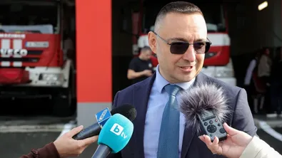 Джартов: Овладели сме двата фронта на пожара след взрива край Трявна