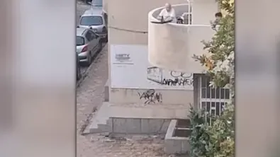 Мъж стреля с арбалет от тераса в Пловдив, взема минувачи на прицел