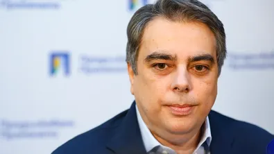 Асен Василев с "един прост въпрос" към Румен Радев
