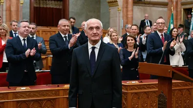 Унгария избра за президент дългогодишен критик на Орбан