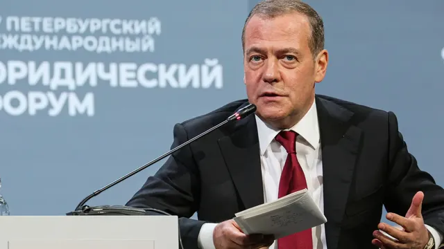 Медведев: Русия има право да атакува търговски кораби, ако превозват товари за врага